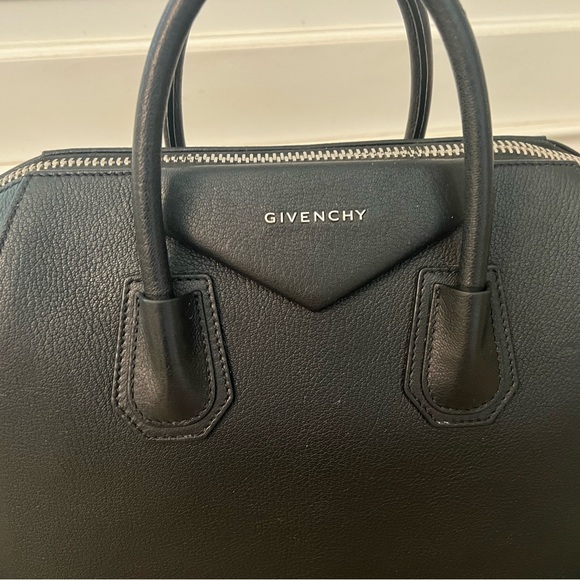 Givenchy Medium Antigona bag in grained leather - Picture 5 of 15
